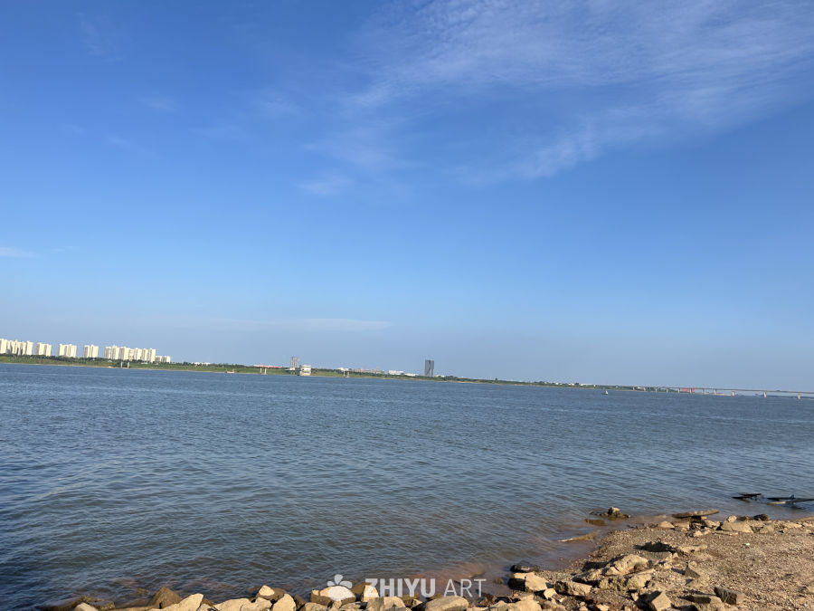 湖畔静谧的城市风景
