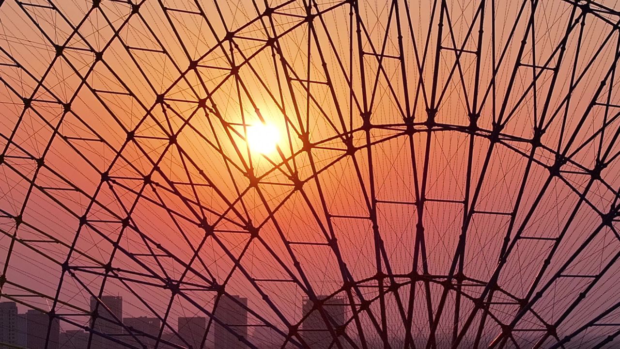 夕阳下的摩天轮