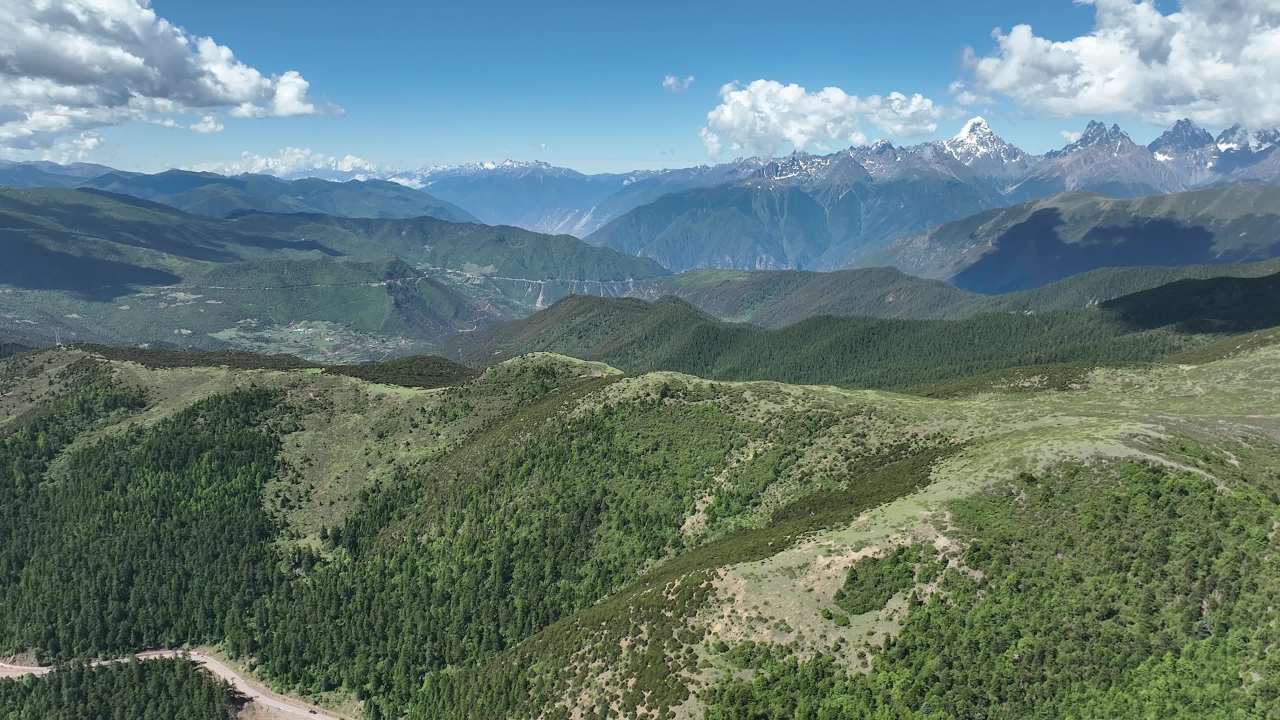 高山峡谷蓝天白云风景