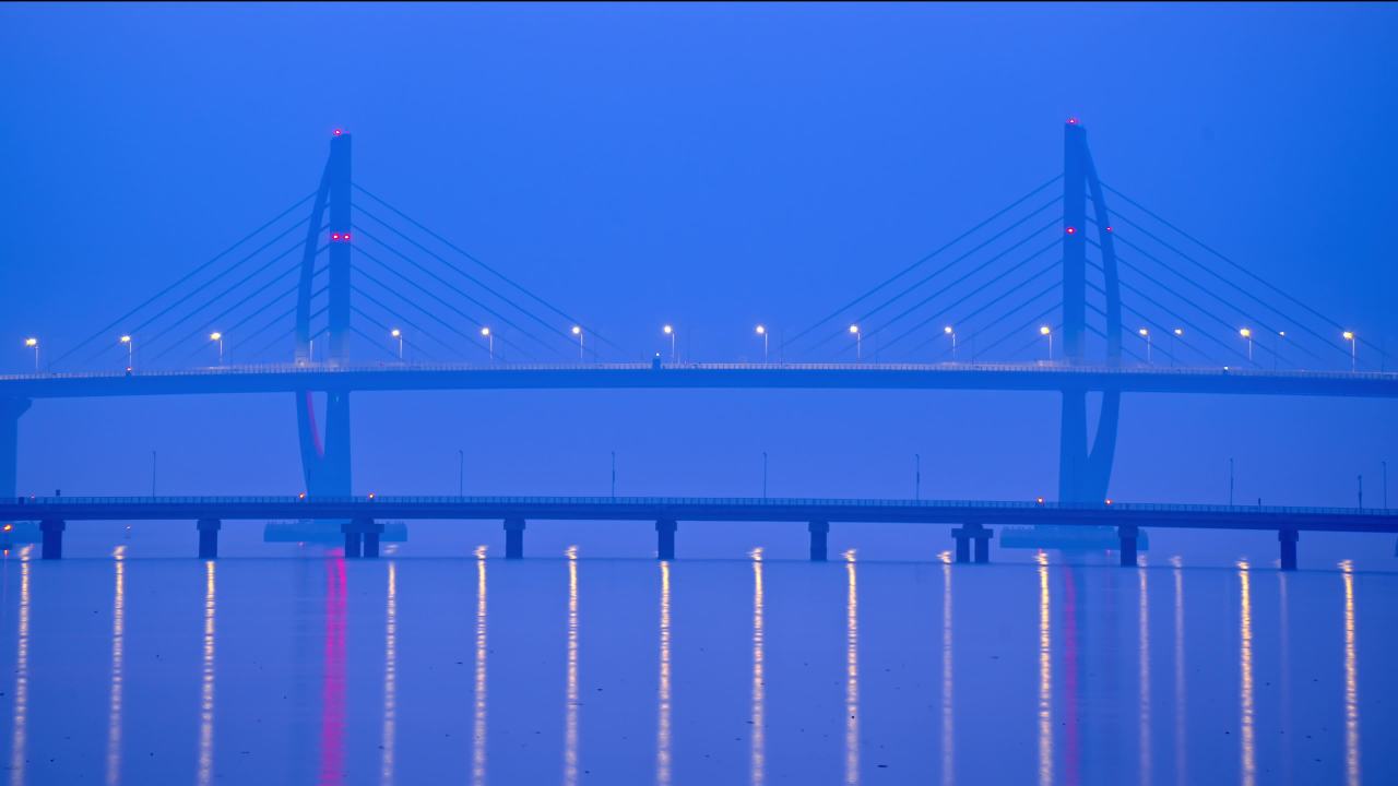 港珠澳大桥清晨色彩变幻及水面倒影素材
