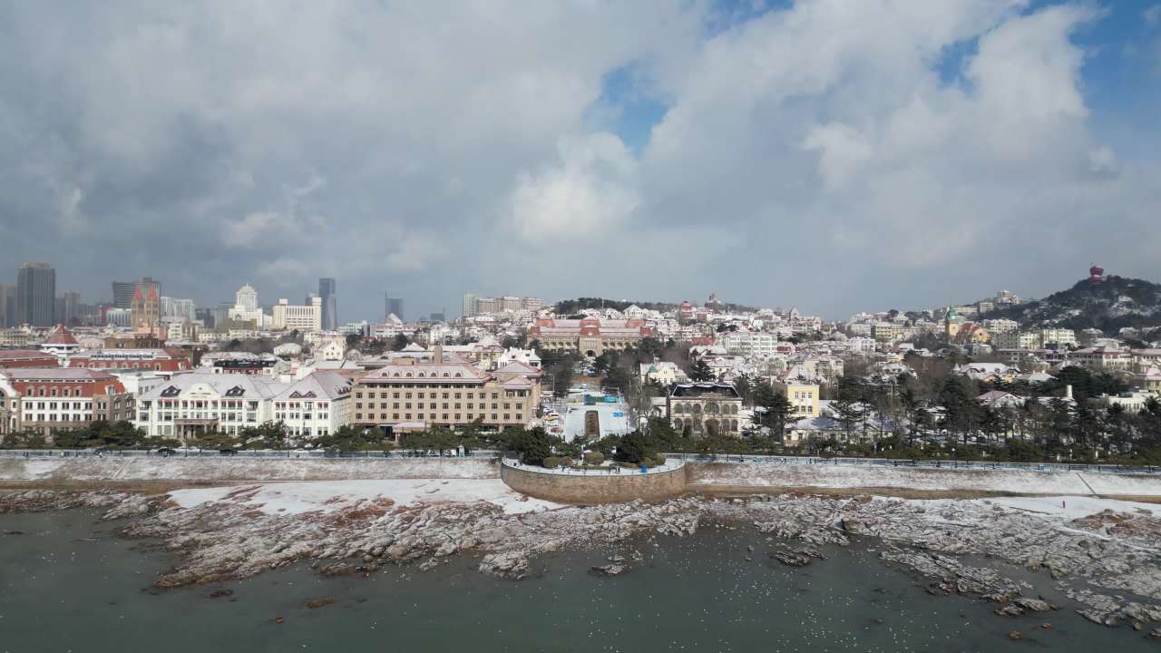 青岛市南老城区栈桥海边雪景航拍 29