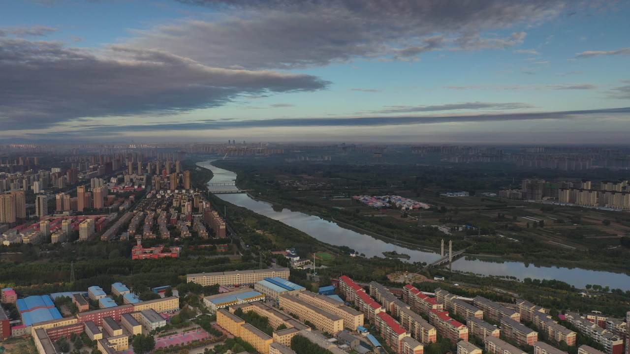 城市河畔的日落