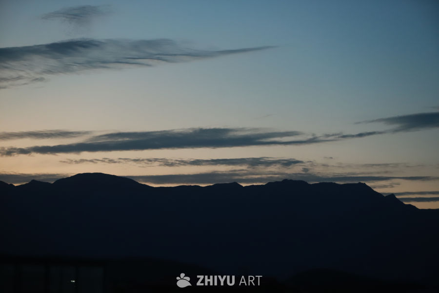 黄昏山脉剪影