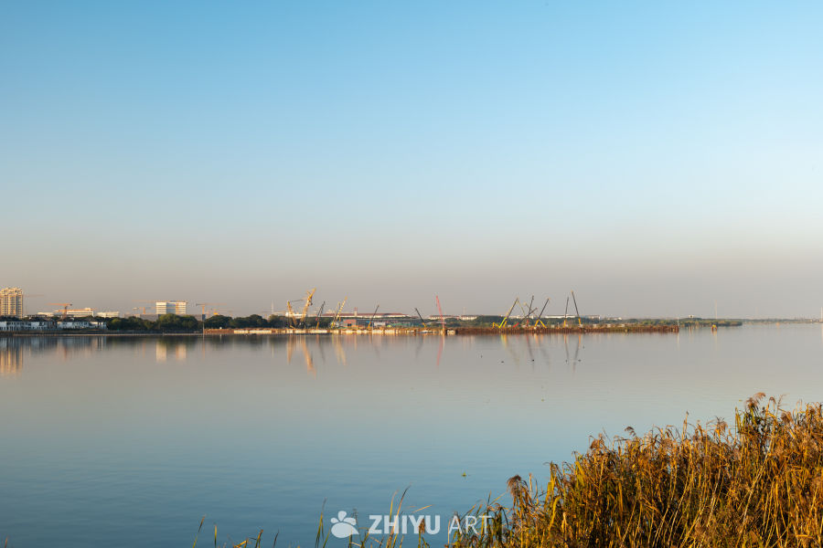 湖畔工地晨景