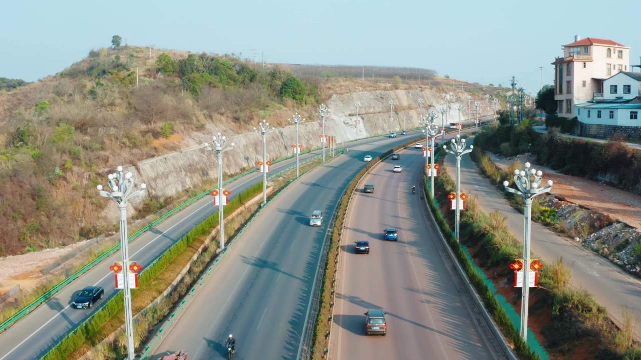 阳光下的高速公路