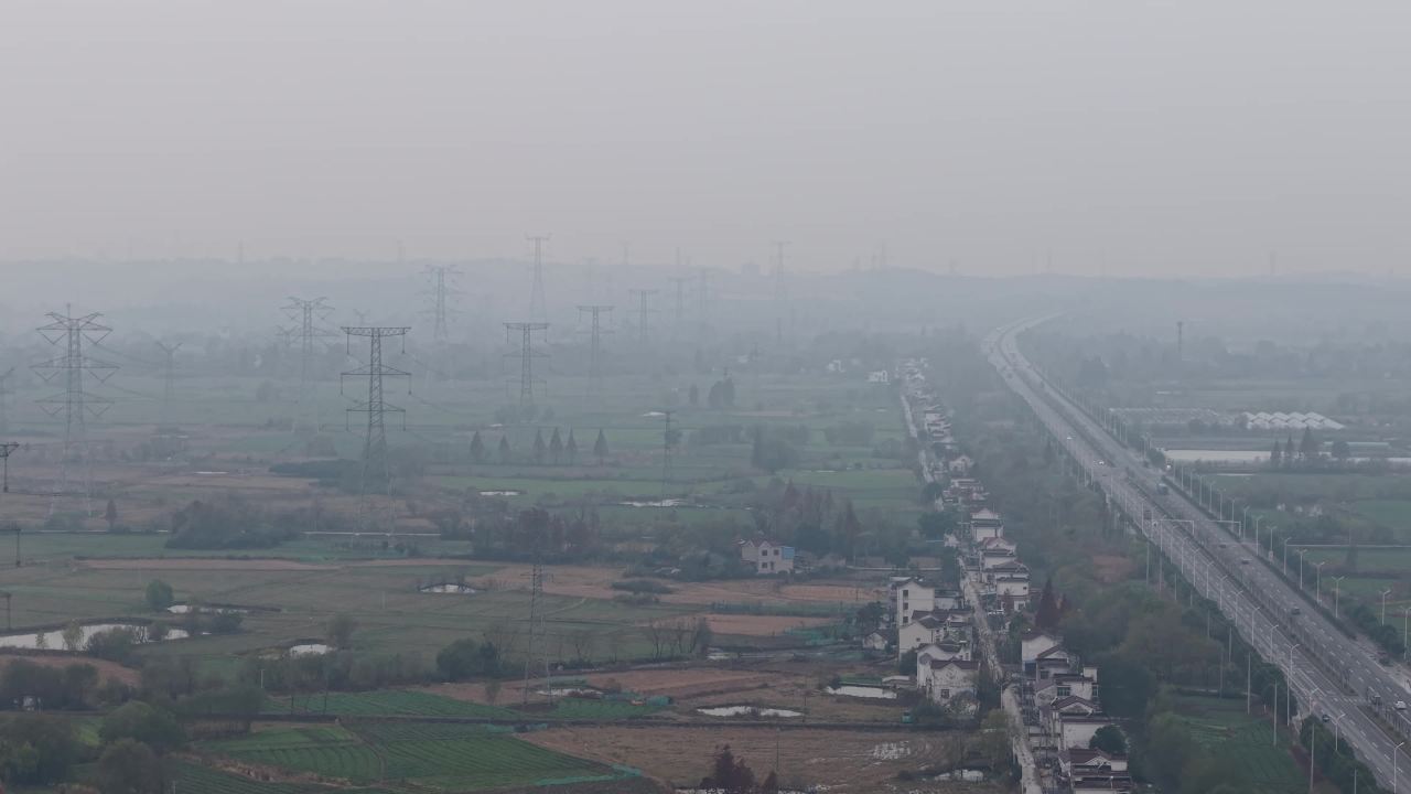 乡村与高速公路的清晨