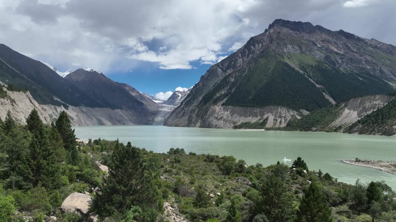 高山湖泊与峡谷壮丽航拍景观