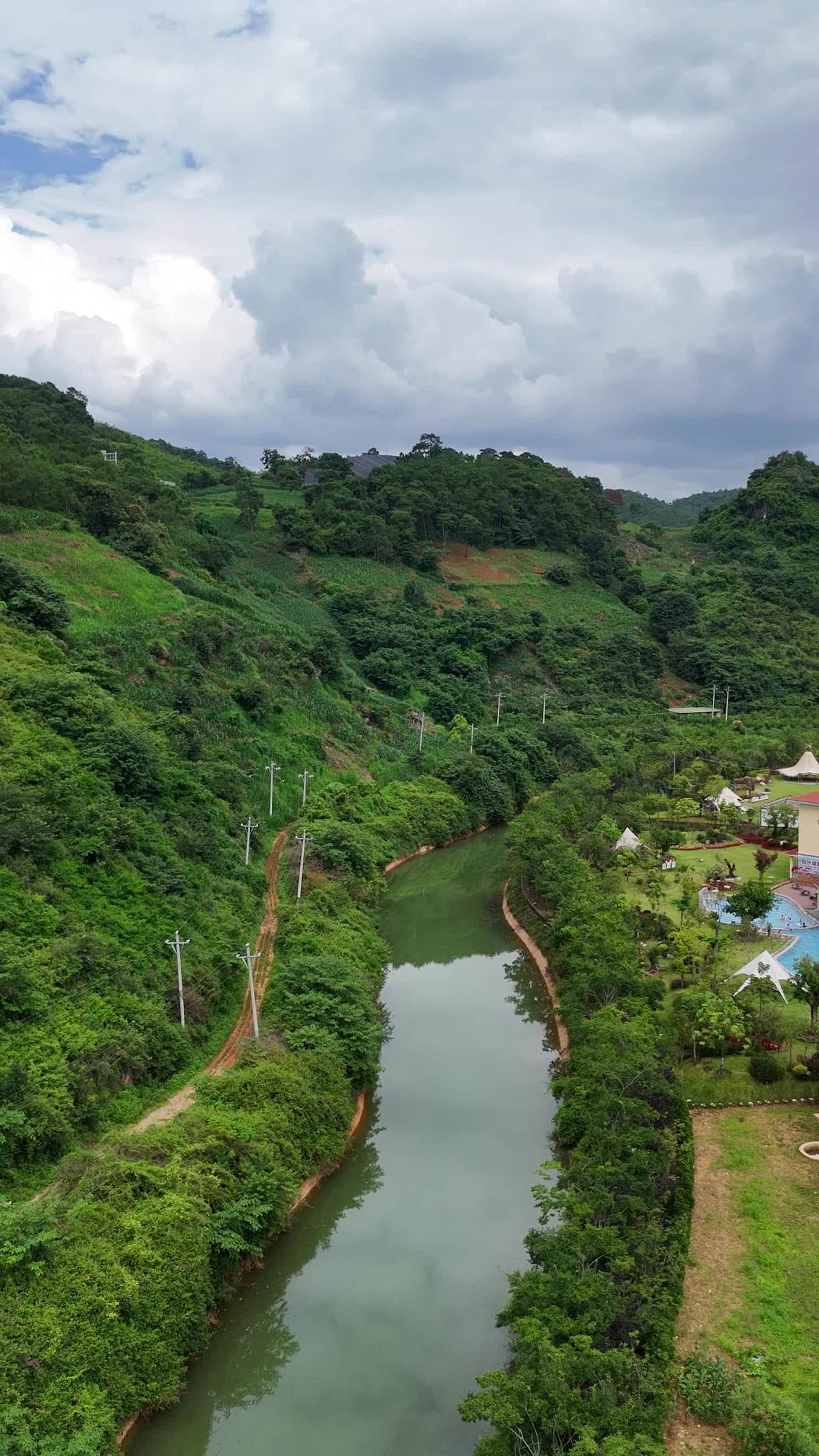 山间静谧河景