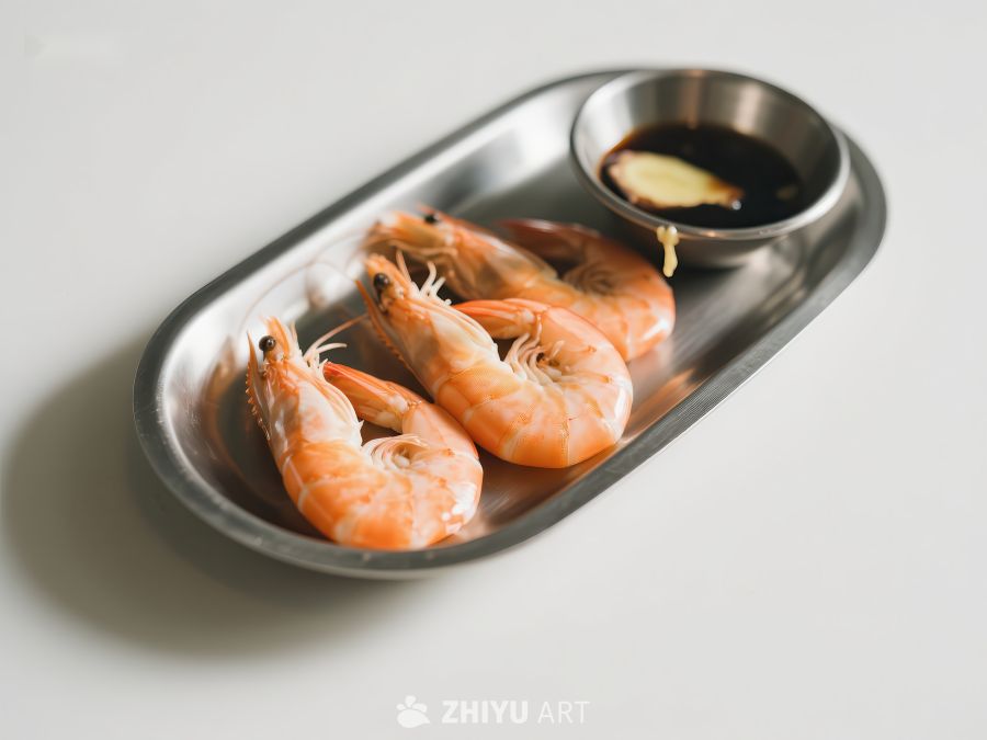金属盘上的煮虾配蘸酱 375
