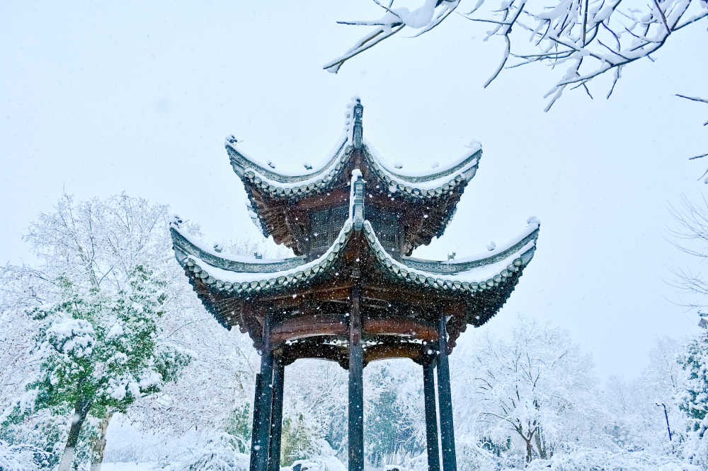 雪后凉亭