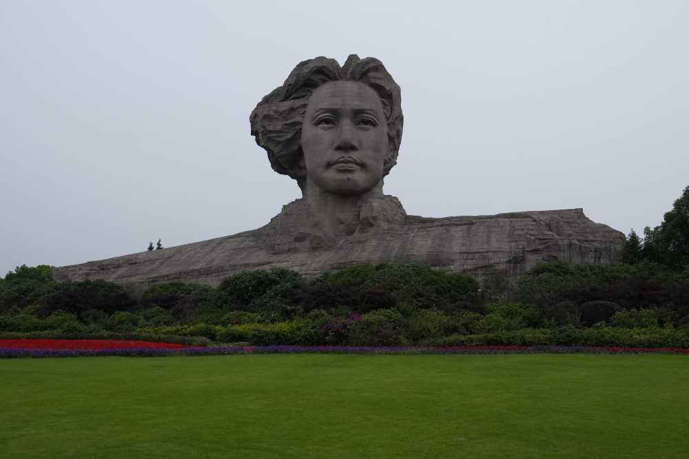 毛泽东青年石像