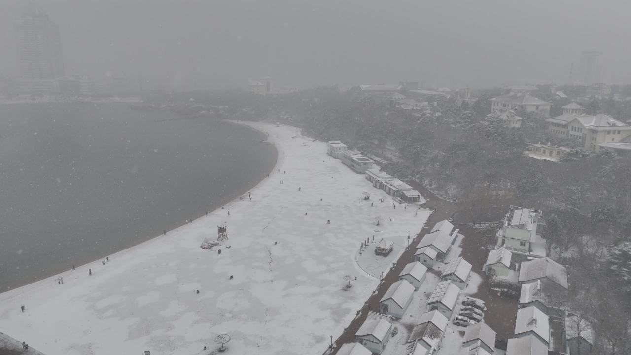 青岛第三海水浴场城市海边雪景航拍 8