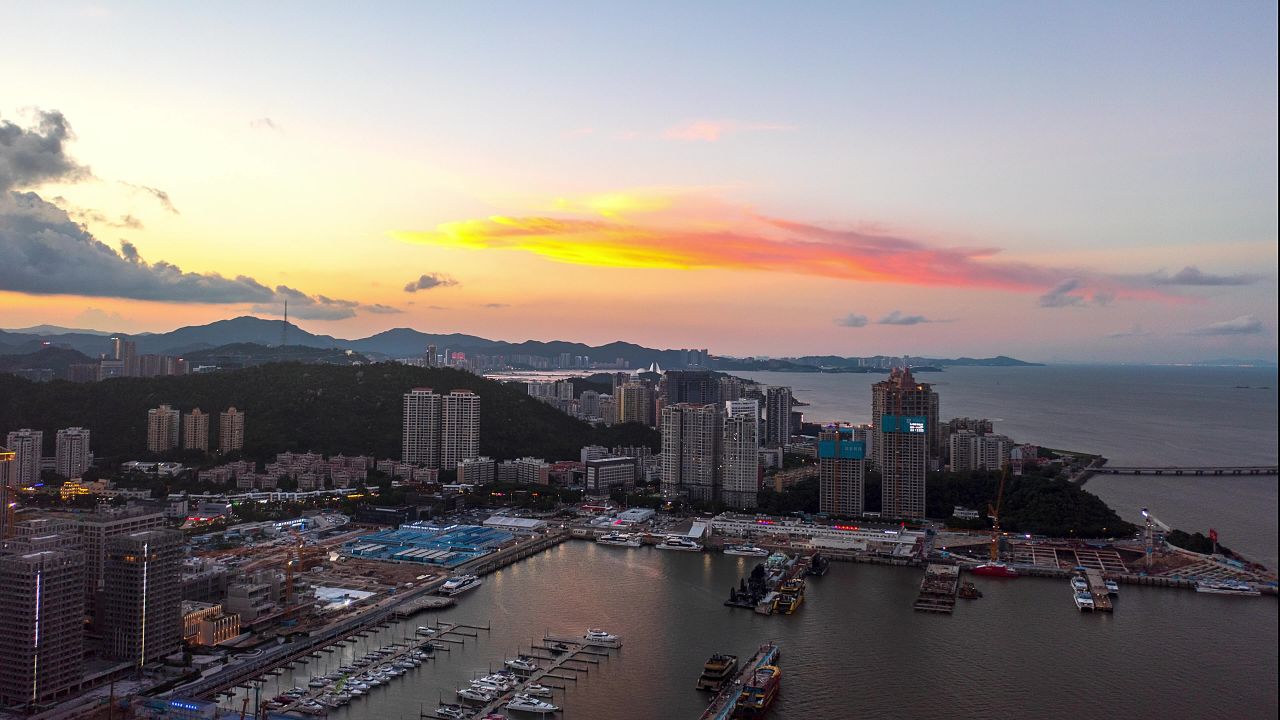 一抹红霞映天边