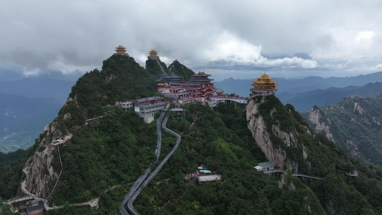 老君山4K航拍云雾山之中 11