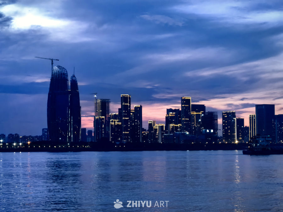 城市的天际线规律错落