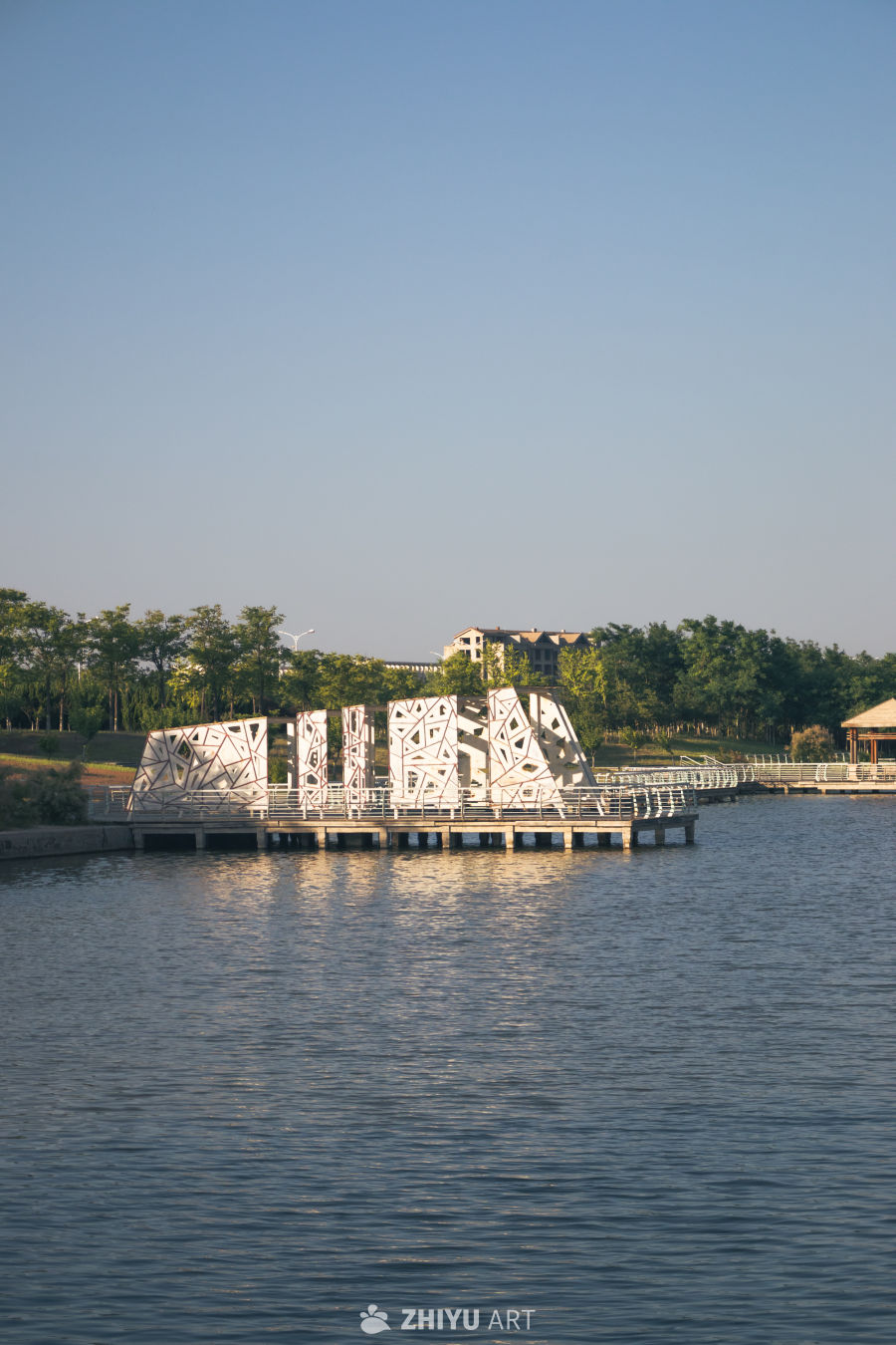 湖畔现代建筑风光