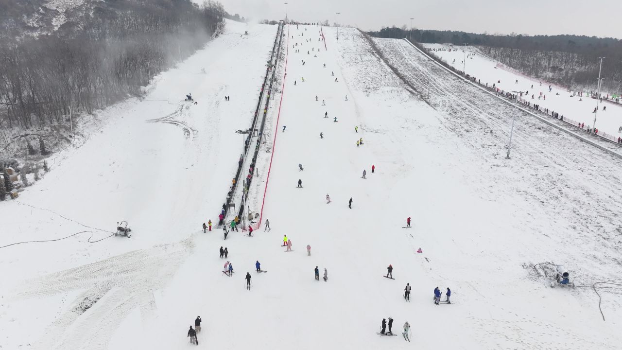 航拍滑雪下来的爱好者 1