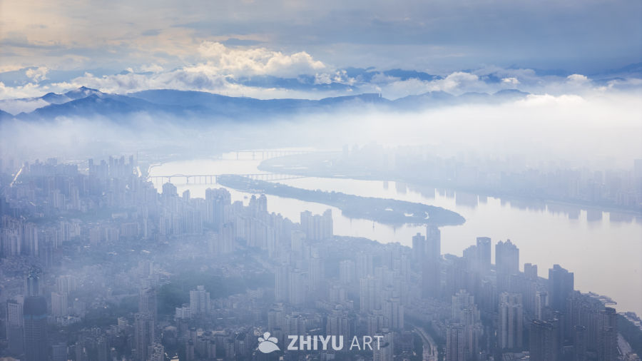 云雾缭绕的城市与河流