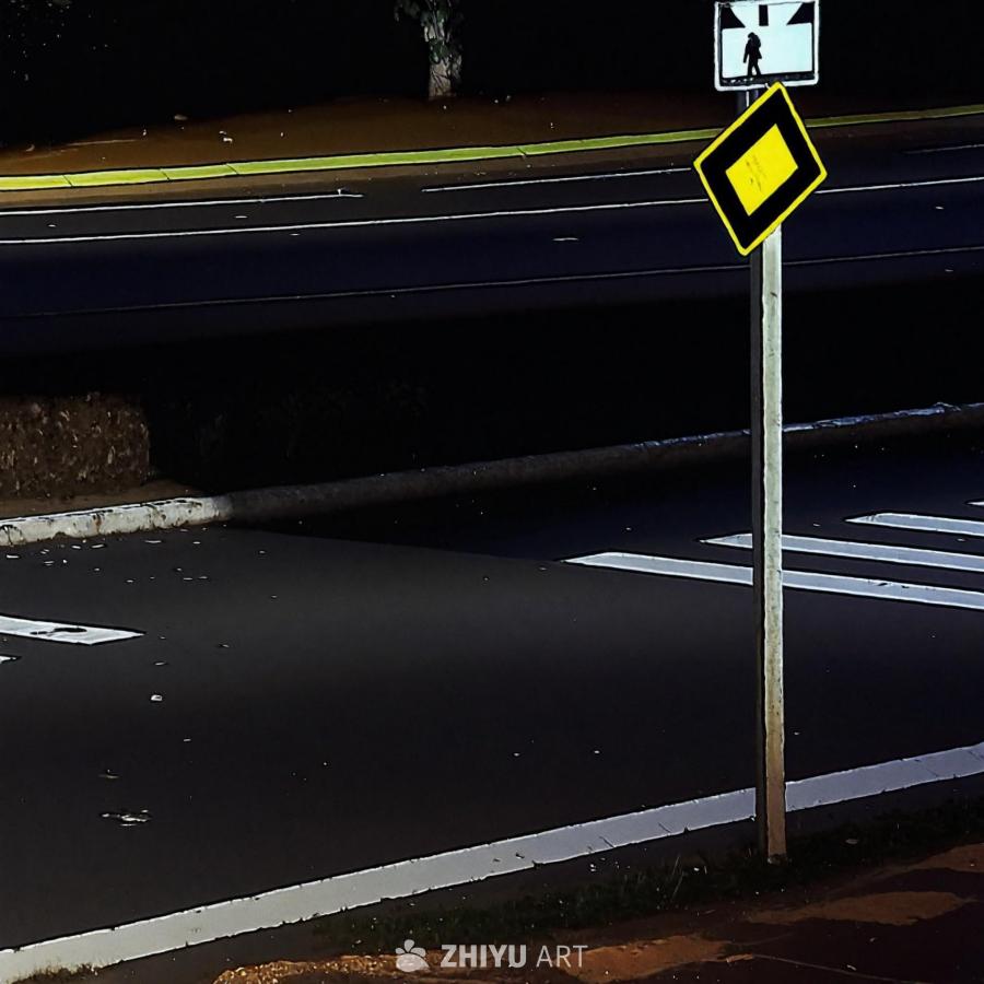 夜晚的街道场景，路边有一个醒目的路牌，呈黄色和黑色