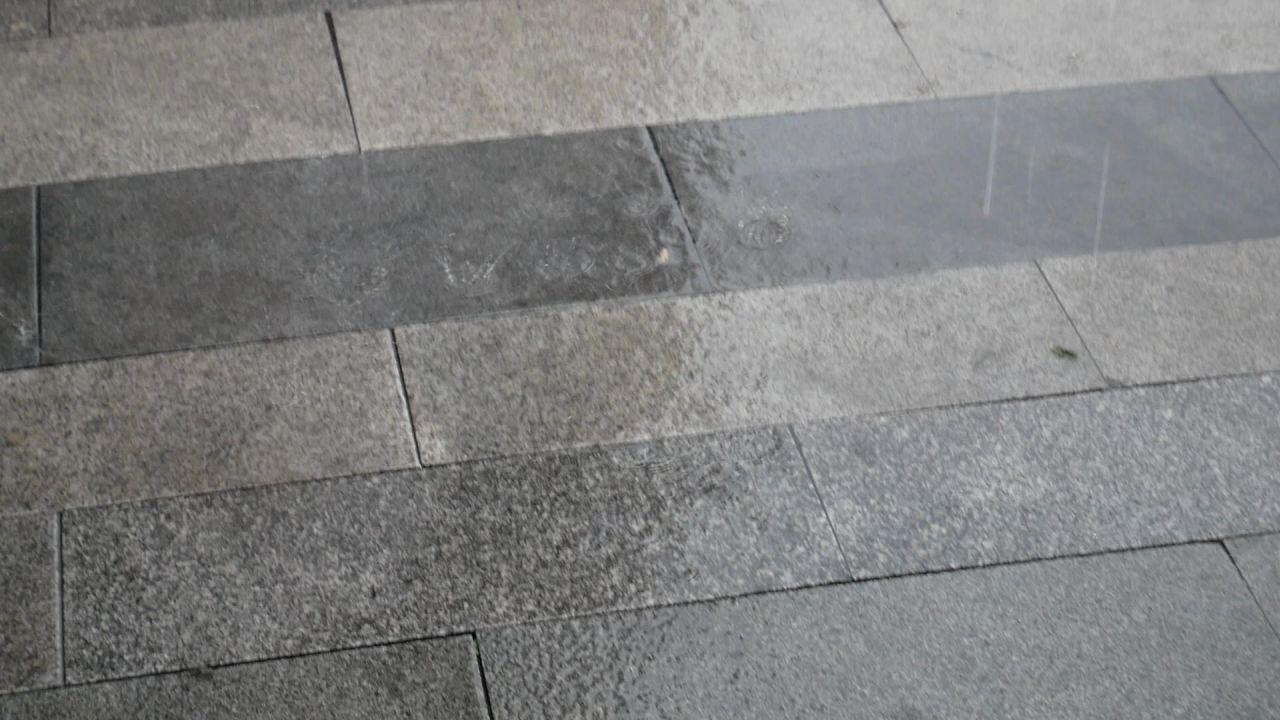 大雨中跑开的人