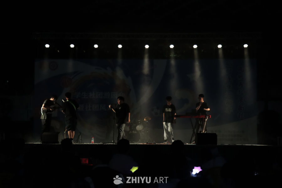 学生乐队夜间演出