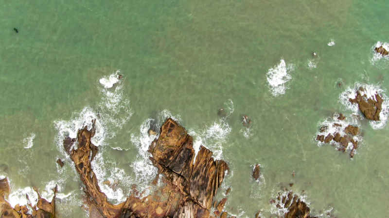 大海海洋沙滩礁石风景航拍摄影图 