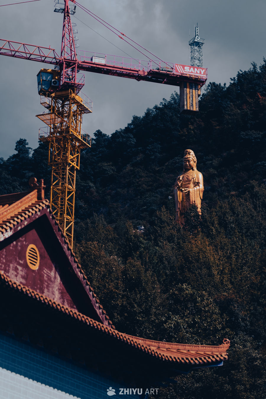 起重机旁的观音像