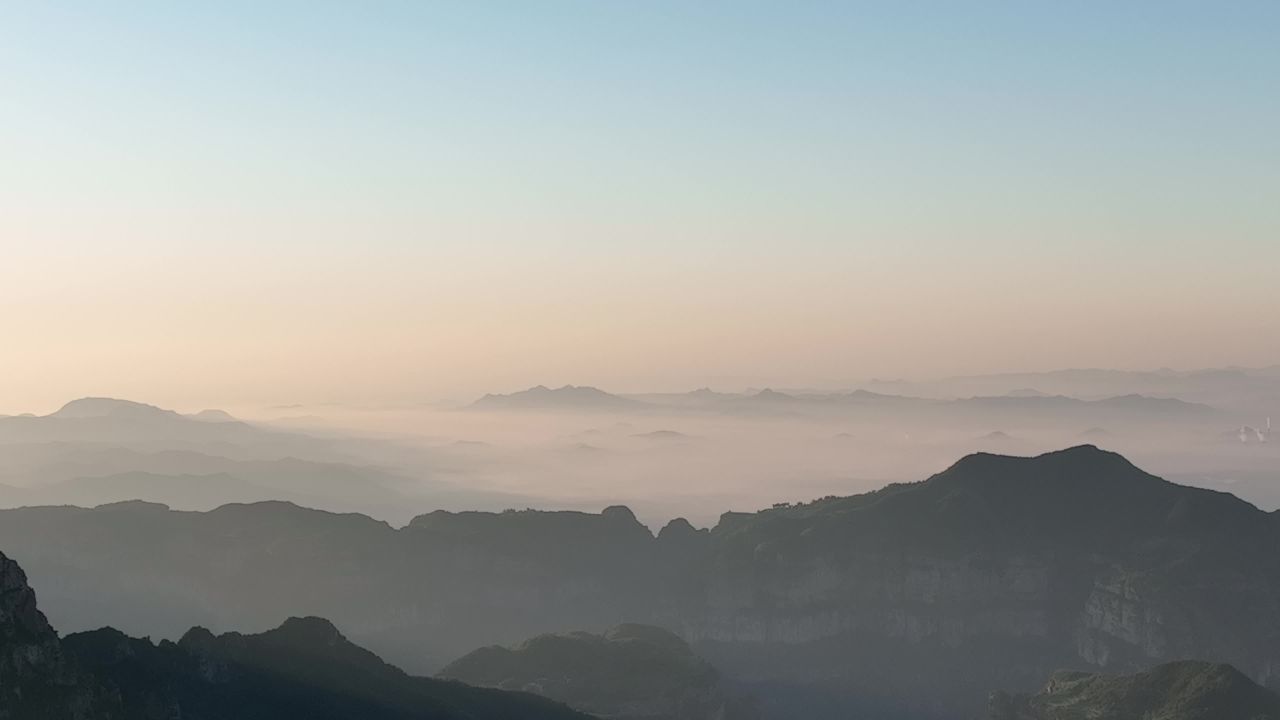晨雾中的山峦