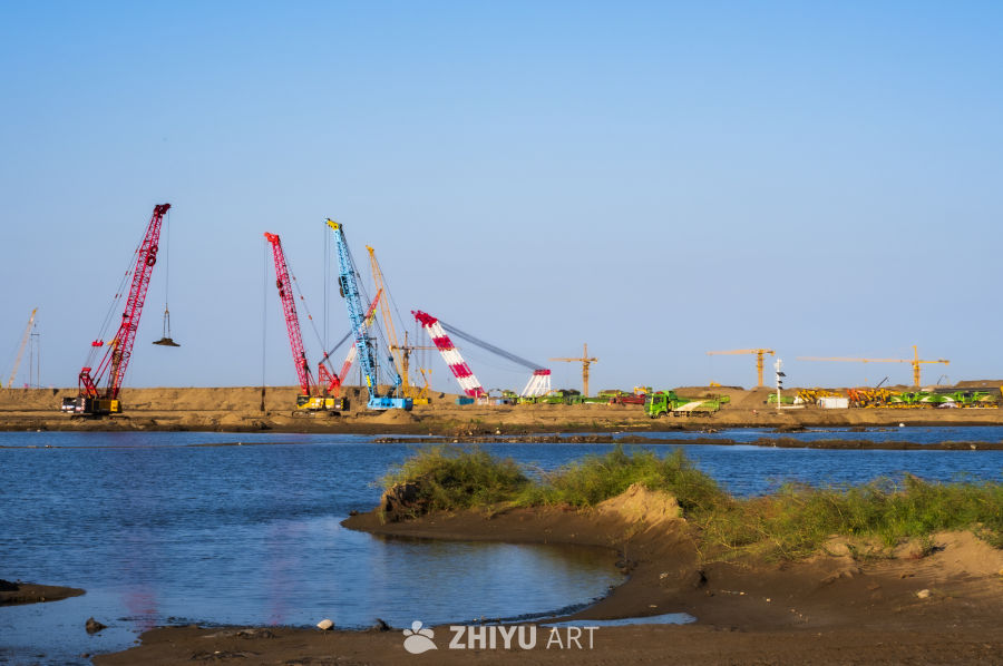 河流边的施工现场