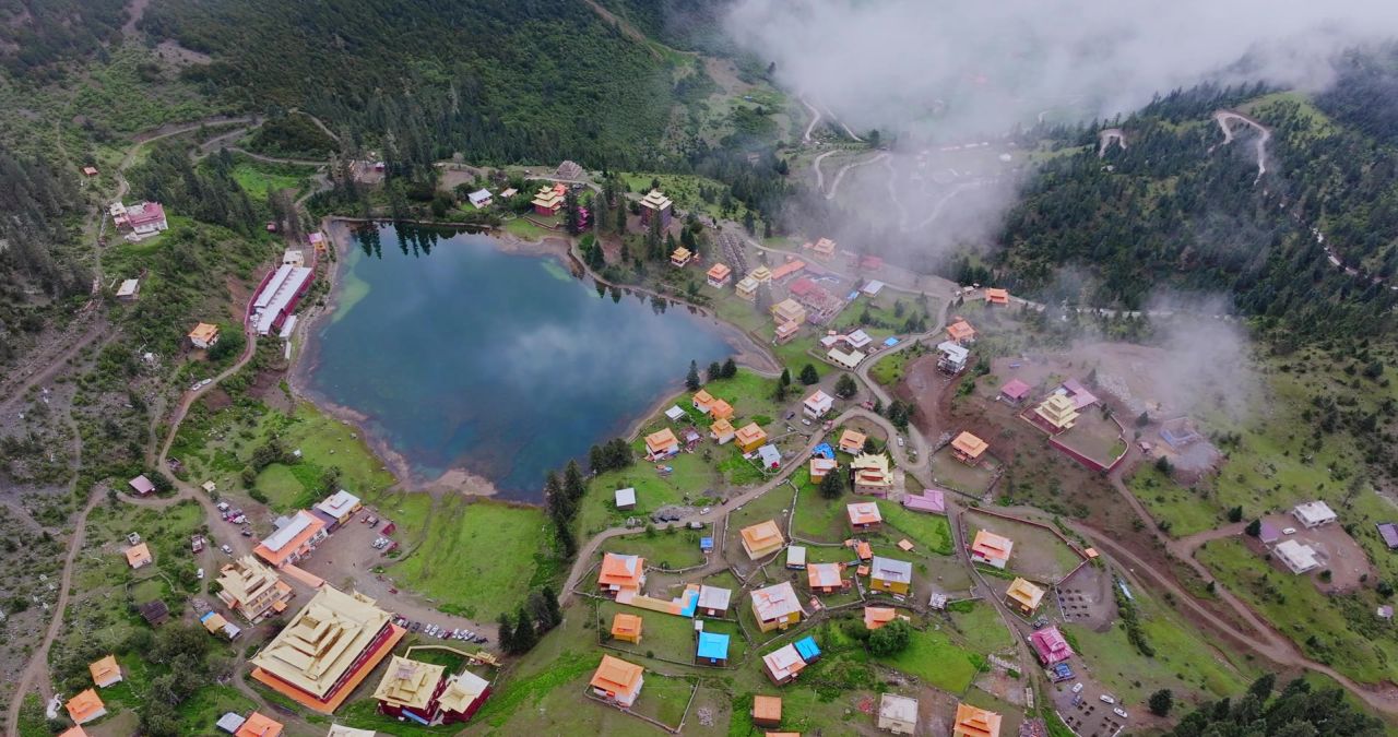 川西措卡湖唯美自然风光特色建筑