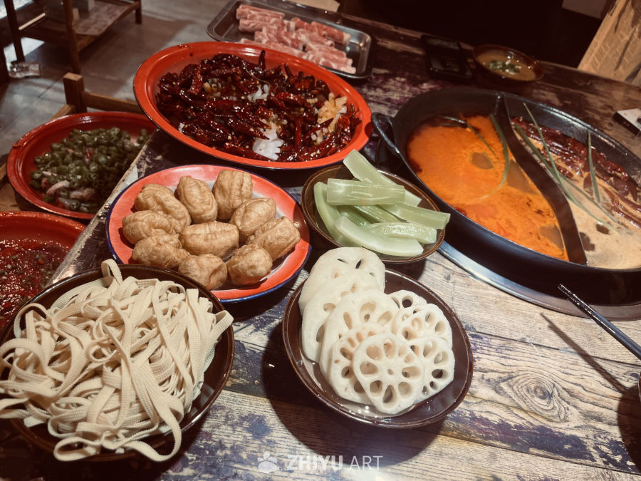 丰盛的火锅食材拼盘