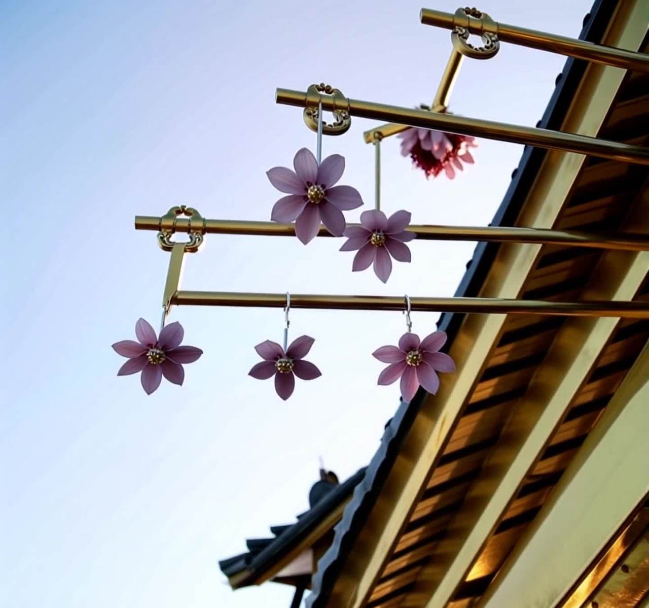 金色金属框架与紫色花朵装饰宋式屋檐