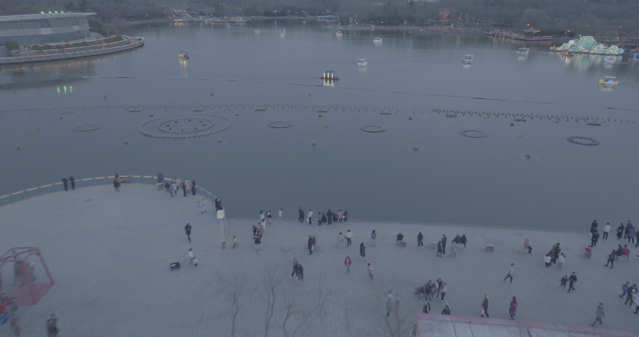 夜幕下的湖畔游船
