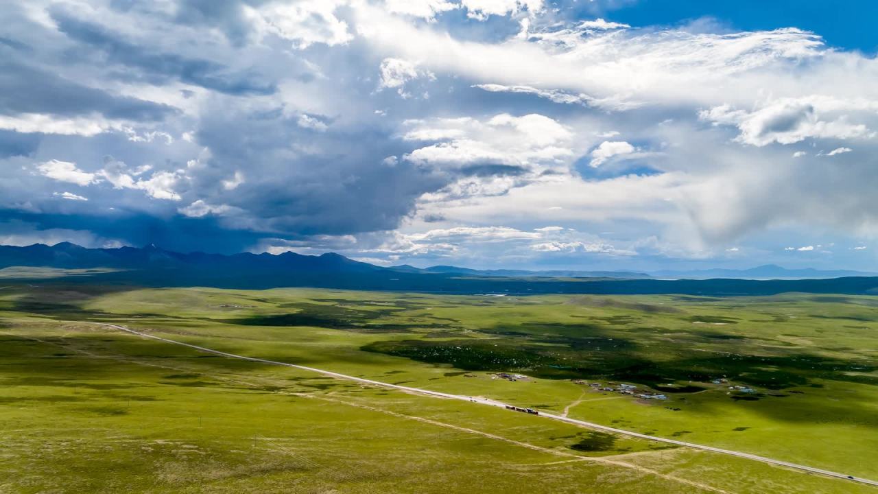 青藏高原蓝天白云之下的大草原航拍延时摄影