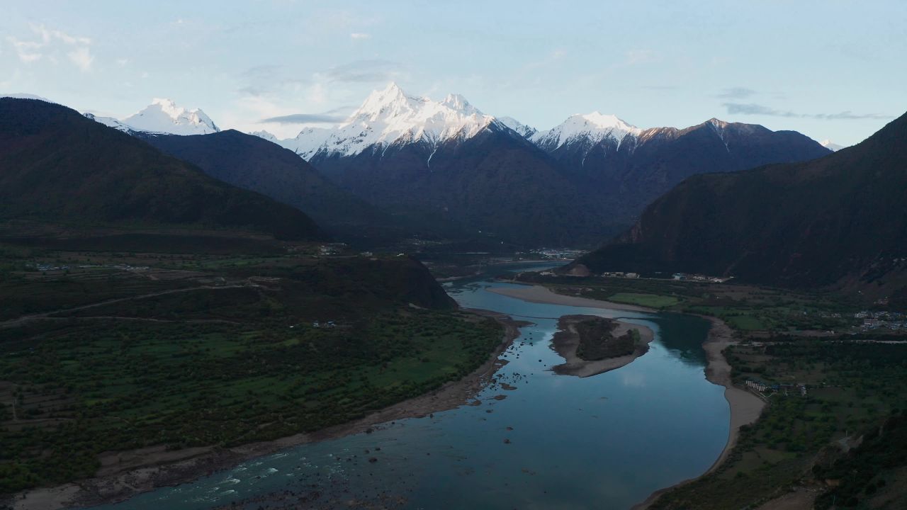 航拍雅鲁藏布大峡谷多雄拉山_向前推进由远到近