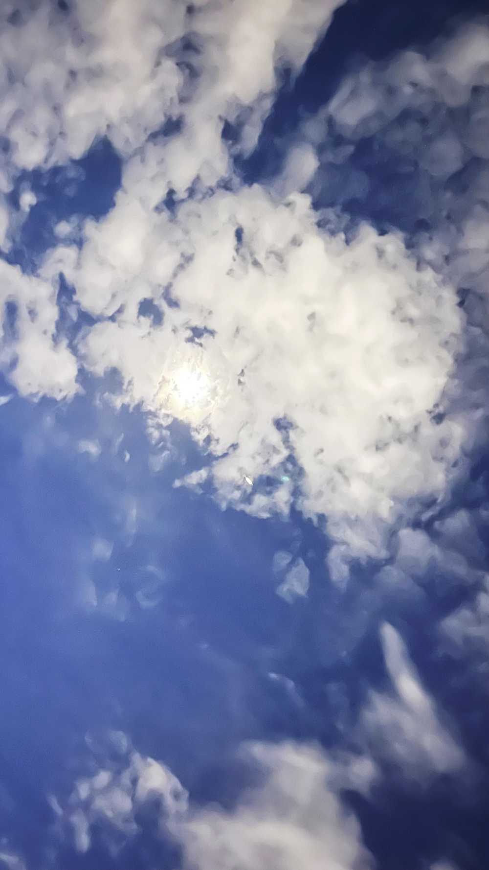 被云遮蔽的太阳