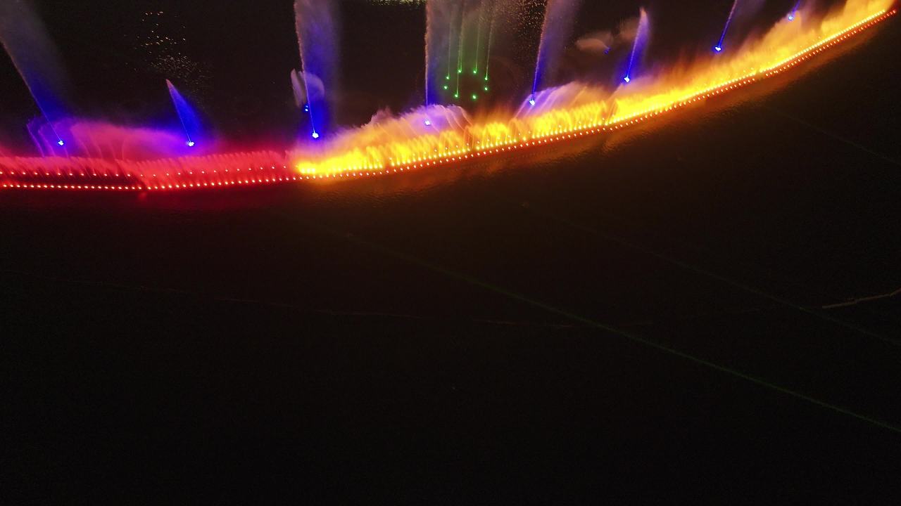 夜色中的喷泉与游船