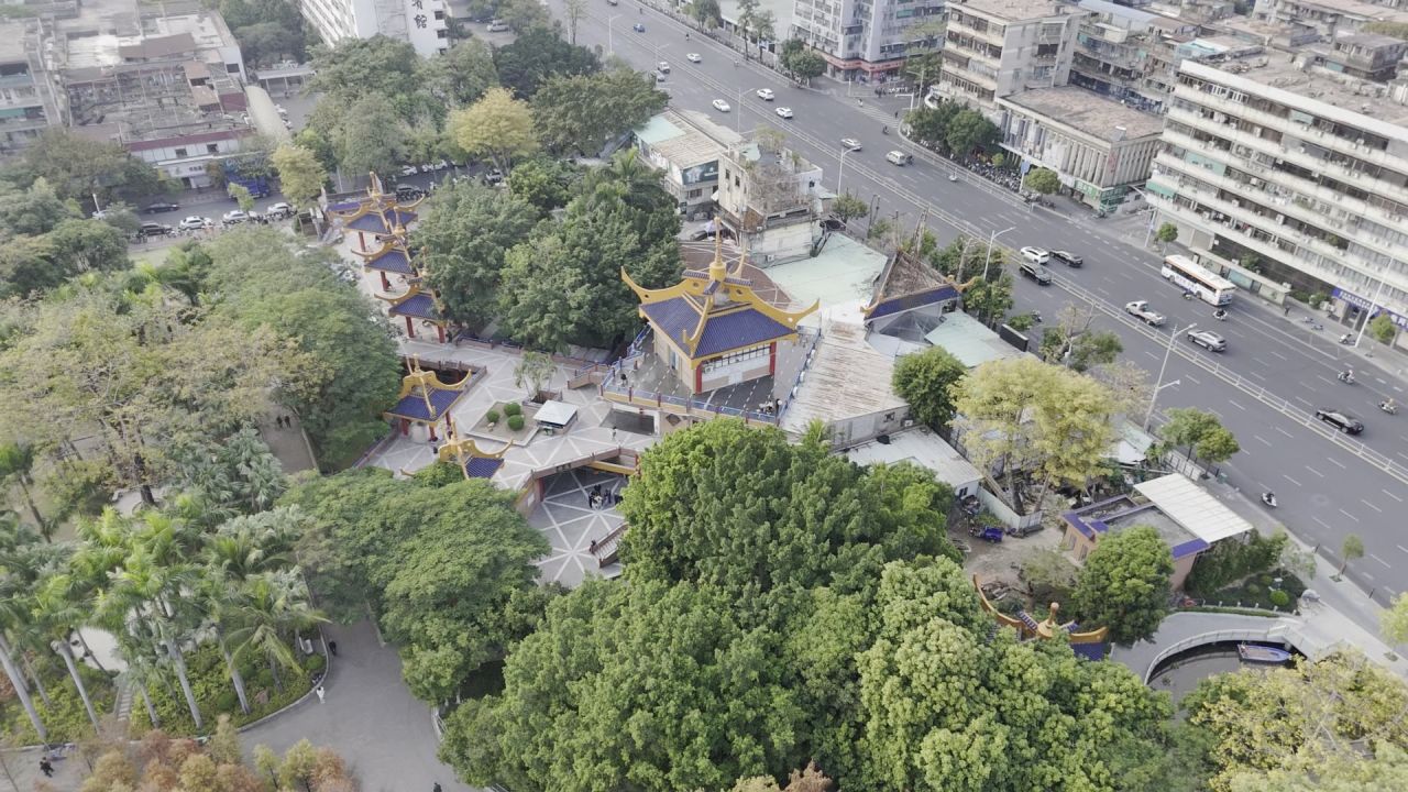 环绕公园中的亭子
