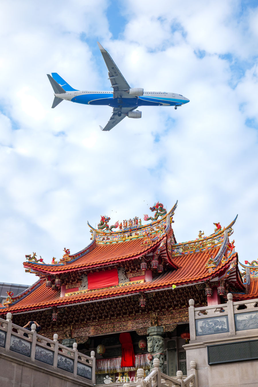 飞机飞过古庙之上