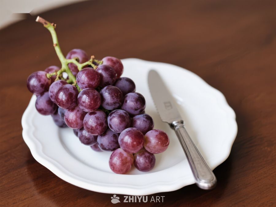 盘中紫葡萄与刀具 329