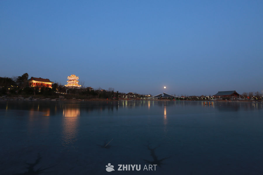 夜色湖畔静谧时光