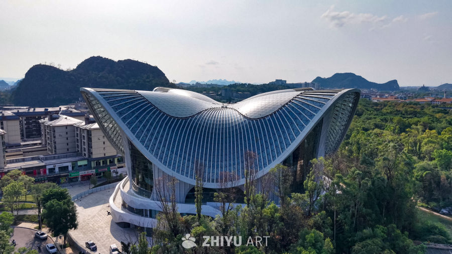 现代化玻璃穹顶建筑与自然山水