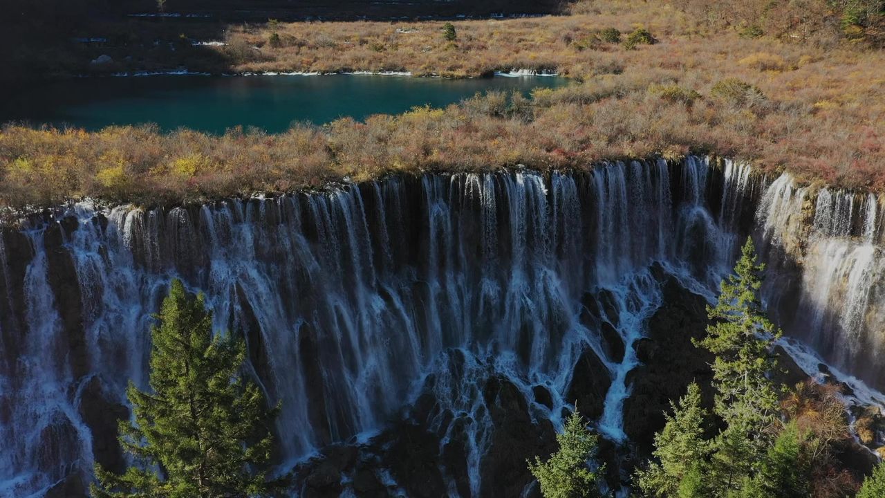 航拍九寨沟诺日朗瀑布秋景