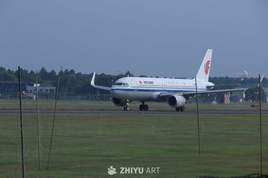 蓝天下的中国国际航空飞机