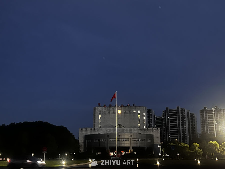 图书馆夜景与国旗