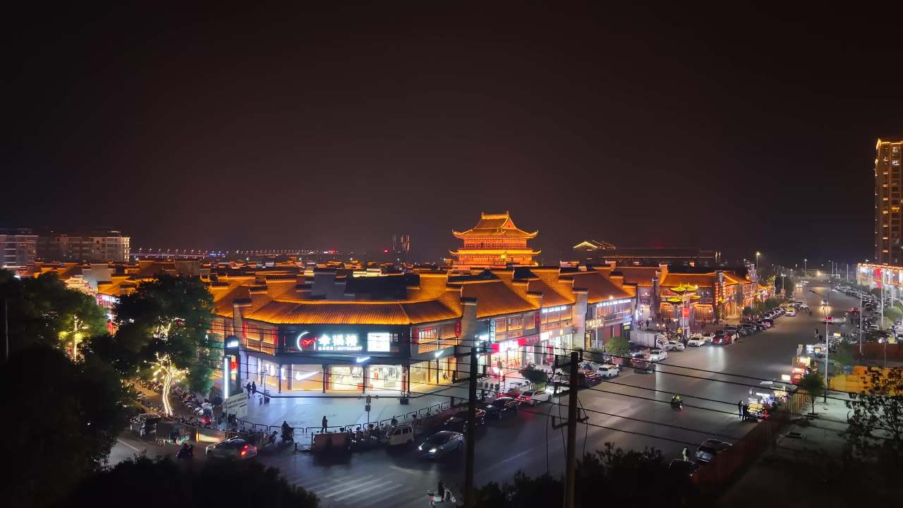 夜色中的古建筑与现代繁华
