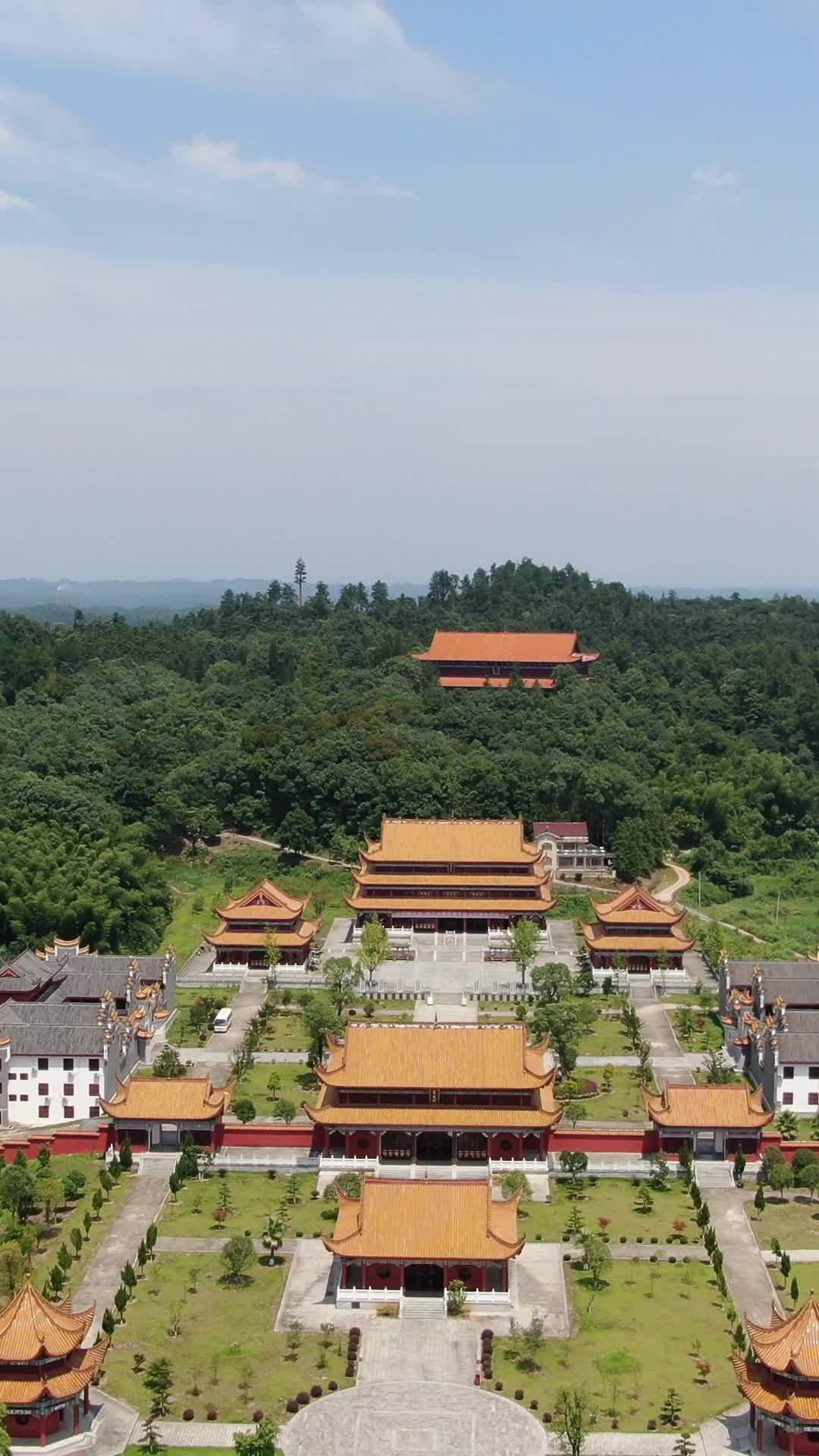 寺庙航拍：绿意盎然的宁静之地