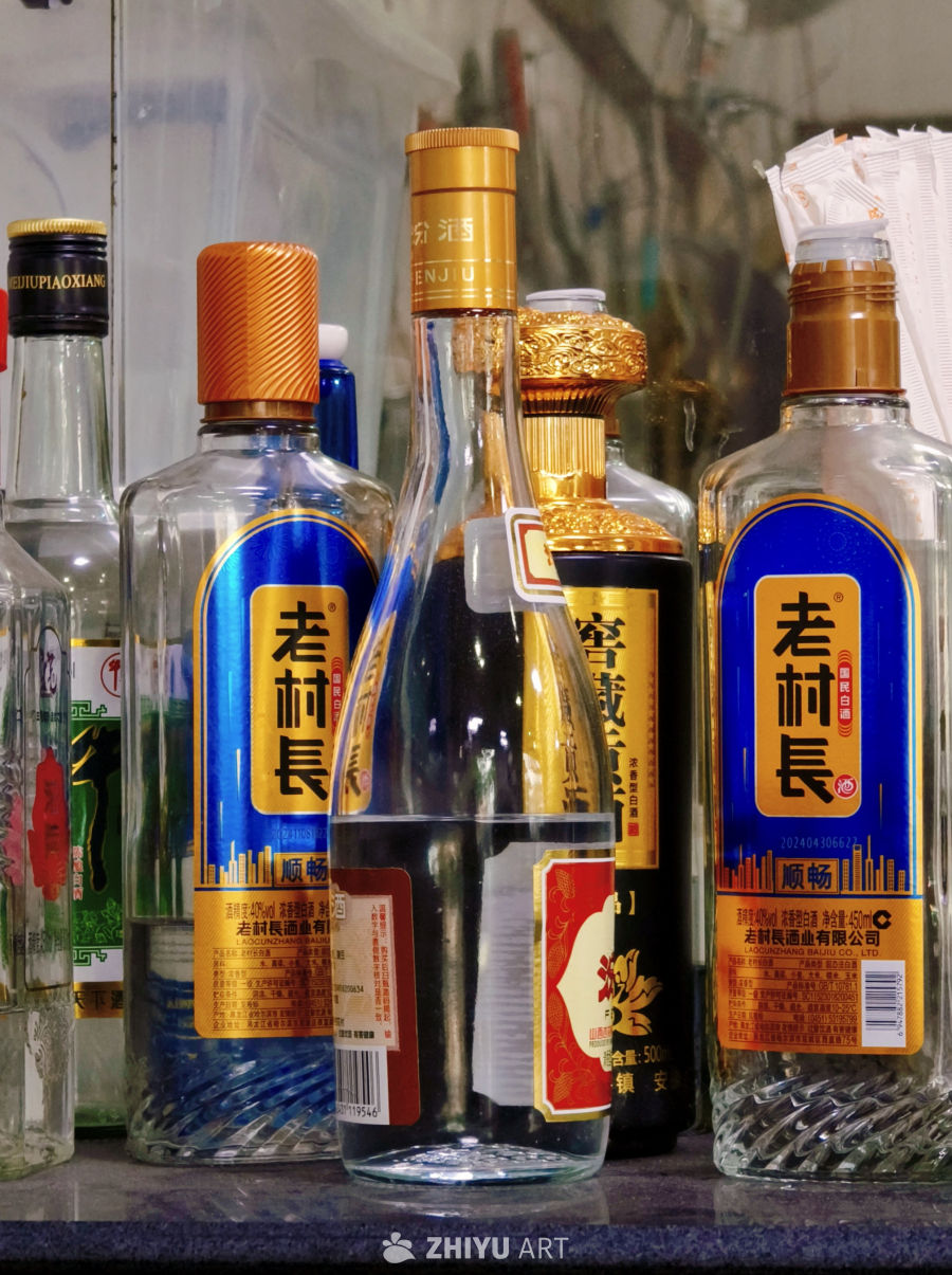 白酒货架实拍：老村长经典款陈列