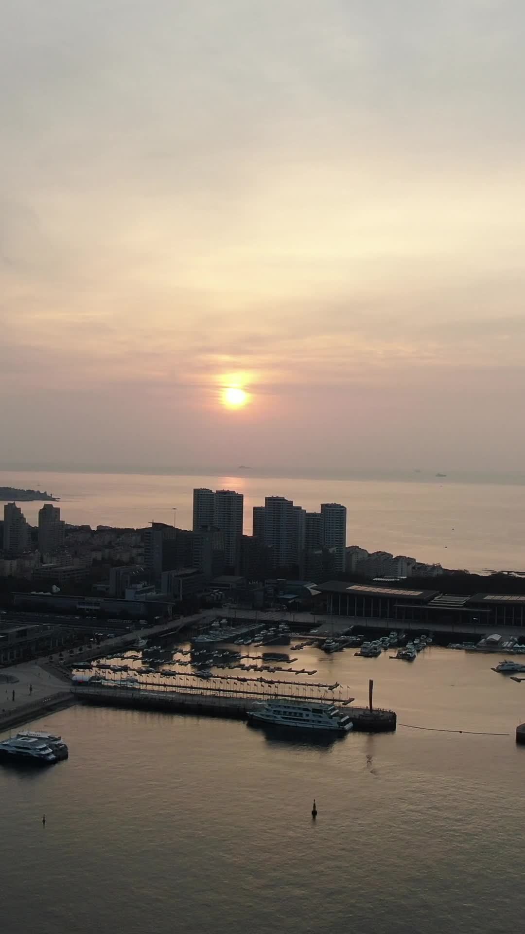 日落下的城市港湾
