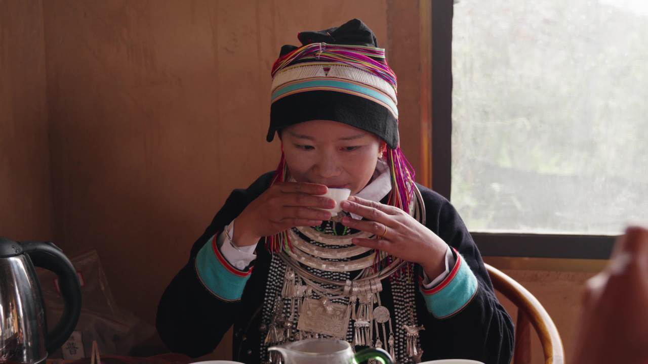 民族女性品茶